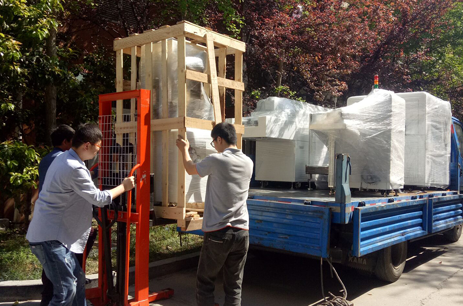 丹陽(yáng)客戶SMT設(shè)備專車送貨，貨到上門安裝調(diào)試