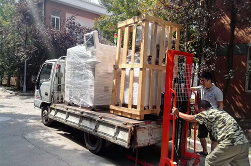 常熟客戶SMT設(shè)備專車送貨，貨到上門安裝調(diào)試